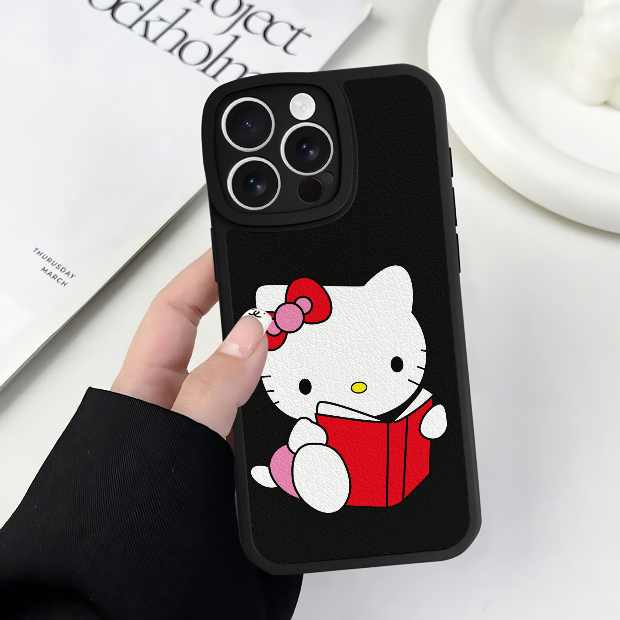 （画像用） Hello Kitty ハローキティ 【iPhone 16シリーズ対応】シリコンスマホケース（レザー調） 材質：シリコン